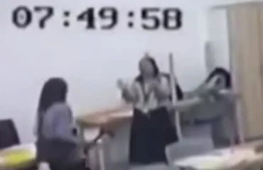 Μαλαισία: Σοκάρει βίντεο με 16χρονο που επιτίθεται με τσεκούρι σε καθηγήτρια (σκληρά πλάνα)