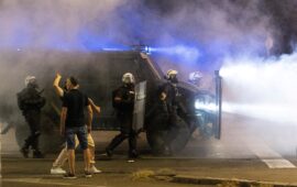 Ταραχές σε Σερβία και Γαλλία: Μαζικές διαδηλώσεις δοκιμάζουν τις κυβερνήσεις τους