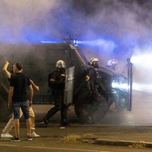 Ταραχές σε Σερβία και Γαλλία: Μαζικές διαδηλώσεις δοκιμάζουν τις κυβερνήσεις τους