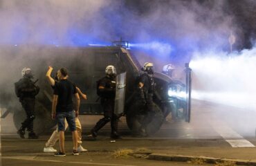 Ταραχές σε Σερβία και Γαλλία: Μαζικές διαδηλώσεις δοκιμάζουν τις κυβερνήσεις τους