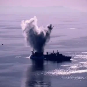 Εντυπωσιακή στρατιωτική άσκηση στο Αιγαίο: Το Πολεμικό Ναυτικό βύθισε παροπλισμένη φρεγάτα (βίντεο)