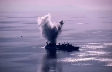Εντυπωσιακή στρατιωτική άσκηση στο Αιγαίο: Το Πολεμικό Ναυτικό βύθισε παροπλισμένη φρεγάτα (βίντεο)