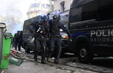 Γαλλία: Συγκρούσεις διαδηλωτών με την αστυνομία στο Παρίσι – Επεισόδια και σε άλλες πόλεις