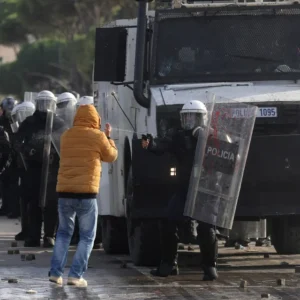 Αλβανία: Άγριες συγκρούσεις με μολότοφ, δακρυγόνα και πλαστικές σφαίρες – 8 τραυματίες