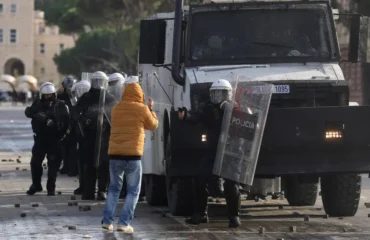 Αλβανία: Άγριες συγκρούσεις με μολότοφ, δακρυγόνα και πλαστικές σφαίρες – 8 τραυματίες