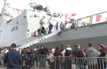 «Ουρές» πολιτών στη Θεσσαλονίκη για να μπουν στο εσωτερικό της φρεγάτας «Κίμων» (βίντεο)
