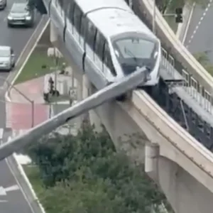 Σάο Πάολο: Συρμός του μετρό συγκρούστηκε με γερανό δευτερόλεπτα μετά την πτώση του στις γραμμές