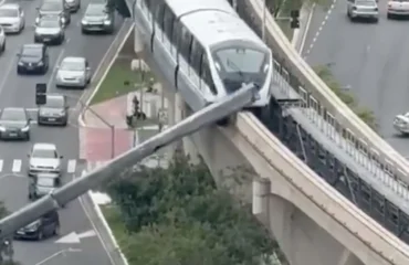 Σάο Πάολο: Συρμός του μετρό συγκρούστηκε με γερανό δευτερόλεπτα μετά την πτώση του στις γραμμές