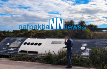 Σοβαρό τροχαίο κοντά στη Βλαχέρνα: Εξετράπη λεωφορείο με 25 επιβαίνοντες του ΠΝ, τραυματίας ο οδηγός