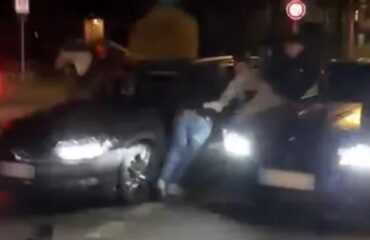 Σκηνές «ροντέο» στο Ανόβερο: Πυροβολισμοί μεταξύ μαφιών – Οδηγός BMW τους πήρε παραμάζωμα (βίντεο)
