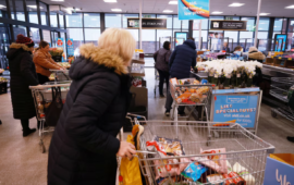 Βρετανία: «Εκτοξεύτηκαν» οι πωλήσεις σε κονσέρβες και νερό μετά την προειδοποίηση της κυβέρνησης