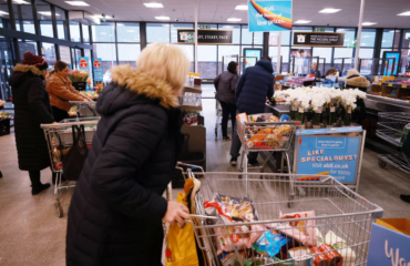 Βρετανία: «Εκτοξεύτηκαν» οι πωλήσεις σε κονσέρβες και νερό μετά την προειδοποίηση της κυβέρνησης