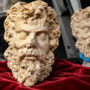 Τουρκία: Εντοπίστηκε μαρμάρινο κεφάλι του Δία ηλικίας 2.000 ετών στη Σμύρνη (φώτο)