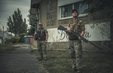 Οι ουκρανικές δυνάμεις καλύπτουν με συρματοπλέγματα ολόκληρους δρόμους στο Κραματόρσκ (βίντεο)