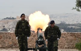 28η Οκτωβρίου: Με κανονιοβολισμούς και επετειακές εκδηλώσεις ξεκίνησε η μέρα σε Αθήνα & Θεσσαλονίκη