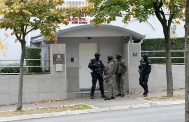 Σερβία: Aνήλικος επιτέθηκε με μαχαίρια σε αστυνομικό έξω από την πρεσβεία του Ισραήλ