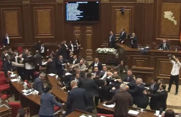 Άγριο ξύλο στη Βουλή της Αρμενίας: Βουλευτές «πιάστηκαν» στα χέρια και διακόπηκε η συνεδρίαση