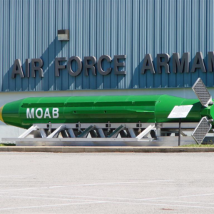 Οι ΗΠΑ έτοιμες να κάνουν χρήση της βόμβας MOAB κατά του Ιράν