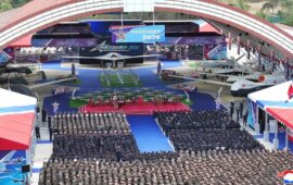 Κιμ Γιονγκ Ουν: Ζητά «απόλυτη υπεροχή» στα drones – Επίδειξη με πυραύλους και ρουκέτες (βίντεο)