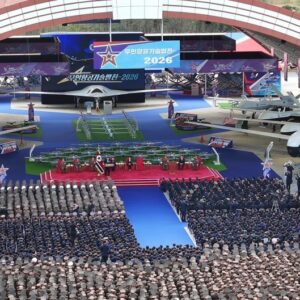Κιμ Γιονγκ Ουν: Ζητά «απόλυτη υπεροχή» στα drones – Επίδειξη με πυραύλους και ρουκέτες (βίντεο)