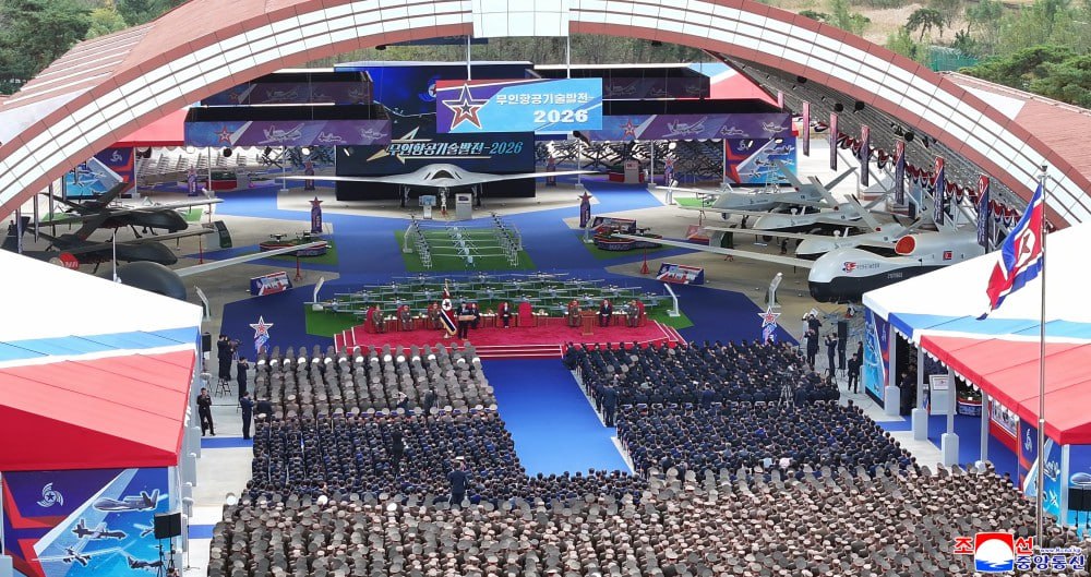 Κιμ Γιονγκ Ουν: Ζητά «απόλυτη υπεροχή» στα drones – Επίδειξη με πυραύλους και ρουκέτες (βίντεο)