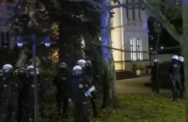 Πολωνία: Η αστυνομία εισέβαλε στο Ανώτατο Δικαστήριο με εντολή Ν.Τουσκ (βίντεο)