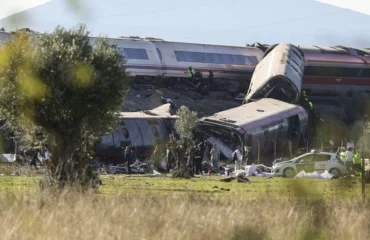 Σιδηροδρομική τραγωδία στην Ισπανία: Tο τρένο κινούνταν με 160 χλμ./ώρα πριν από τη φονική σύγκρουση