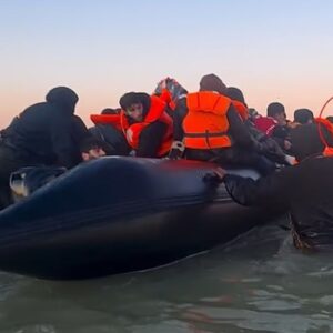 Γαλλία: «Θα σε σκοτώσω» είπε παράνομος μετανάστης με μαχαίρι και ανέβηκε στην λέμβο (βίντεο)