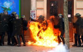«Τυλίχθηκε» στις φλόγες! – Παράνομοι μετανάστες έριξαν μολότοφ σε αστυνομικό στο Παρίσι (βίντεο)