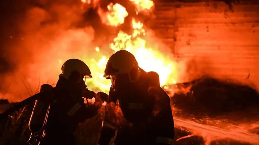 Στις φλόγες τυλίχθηκε αντιπροσωπεία αυτοκινήτων στη λεωφόρο Βουλιαγμένης στη Γλυφάδα