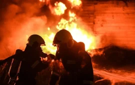 Στις φλόγες τυλίχθηκε αντιπροσωπεία αυτοκινήτων στη λεωφόρο Βουλιαγμένης στη Γλυφάδα
