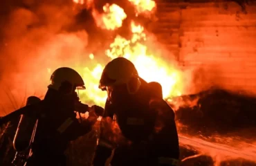 Στις φλόγες τυλίχθηκε αντιπροσωπεία αυτοκινήτων στη λεωφόρο Βουλιαγμένης στη Γλυφάδα