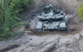 Δείτε πώς ένα πανάκριβο ρωσικό T-90Μ αξίας 4 εκατ. ευρώ διαλύθηκε από τρία πάμφθηνα drones (βίντεο)