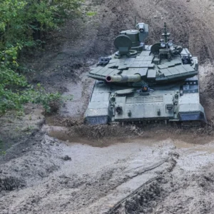 Δείτε πώς ένα πανάκριβο ρωσικό T-90Μ αξίας 4 εκατ. ευρώ διαλύθηκε από τρία πάμφθηνα drones (βίντεο)