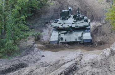 Δείτε πώς ένα πανάκριβο ρωσικό T-90Μ αξίας 4 εκατ. ευρώ διαλύθηκε από τρία πάμφθηνα drones (βίντεο)