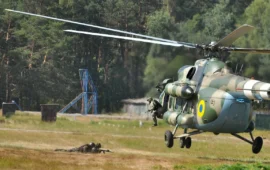 Εντυπωσιακά πλάνα: Με πυρομαχικά διασποράς οι Ρώσοι κατέστρεψαν δύο ελικόπτερα Mi-8/Μi-17 (βίντεο)