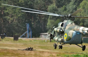 Εντυπωσιακά πλάνα: Με πυρομαχικά διασποράς οι Ρώσοι κατέστρεψαν δύο ελικόπτερα Mi-8/Μi-17 (βίντεο)
