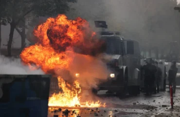 Αλβανία: Άγρια επεισόδια στα Τίρανα σε διαδήλωση κατά του Έντι Ράμα με μολότοφ και δακρυγόνα